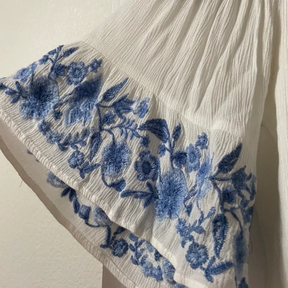 Embroidered off the shoulder white/blue top <3 ! - Picture 3 of 4